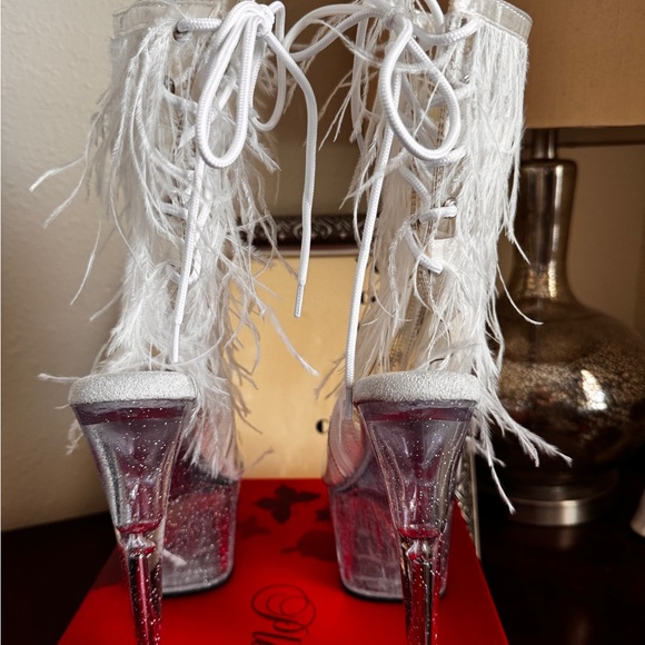 Elegant White Feathered Platform Heels - Picture 3 of 7